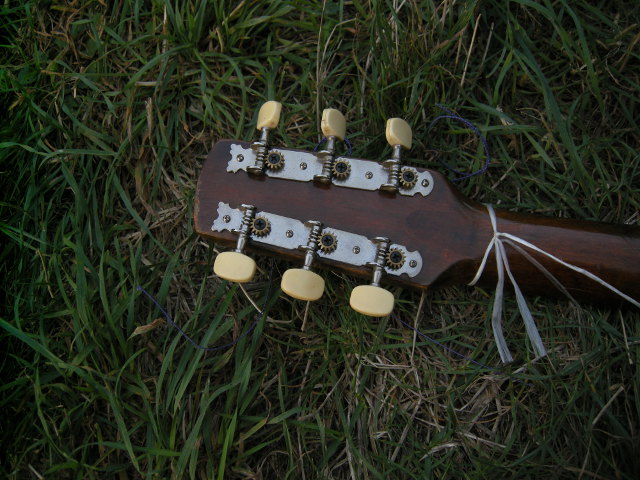 Kopf der Gitarre von hinten