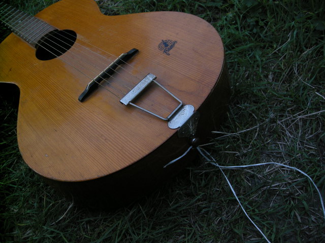 Nocheinmal der Steg der Gitarre