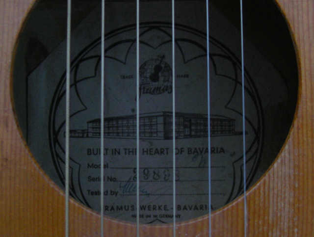 Die Framus Gitarre hat Seriennummer 29893